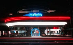 (影) 特斯拉餐廳在好萊塢開幕! 擎天柱當服務生 充氣模型「這手勢」引爆不滿....