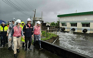 陳其邁視察沿海防汛整備  落實側溝排水通暢全面警戒