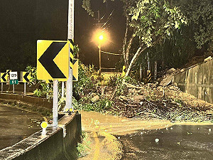 台中一夜暴雨 北屯驚現土石坍方！市區馬路孔蓋如噴泉
