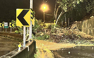 台中一夜暴雨 北屯驚現土石坍方！市區馬路孔蓋如噴泉