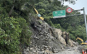 高雄山區持續降雨！台20線南橫公路桃源段落石坍方、六龜區土石流
