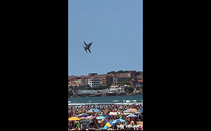 (影) 驚悚27秒！疑避鳥群 西班牙EF-18希洪航展突俯衝海灘 差點撞上密集人群 
