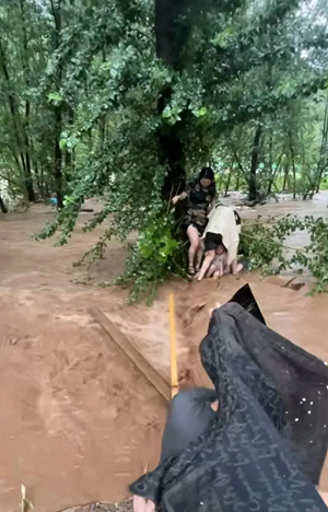 (影) 9人抱樹5小時求生剩6人! 河北營地成水牢 北京「鏟車俠」救出80命