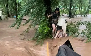 (影) 9人抱樹5小時求生剩6人! 河北營地成水牢 北京「鏟車俠」救出80命