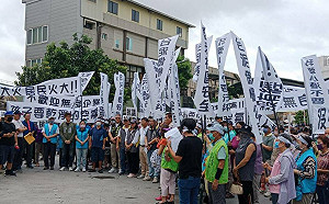 三元能源小港廠大火！「居民火大」集結3百人抗議要求遷廠