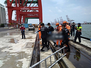 高雄港70號碼頭1車落海  尋獲1男遺體身分待確認