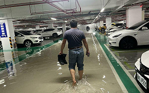 啟用7個月停車場竟淹大水 車主半夜搶移車