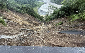 南橫坍方5口墜谷！失蹤父曾三度奮爬邊坡求救  悲喊「小孩在車裡」