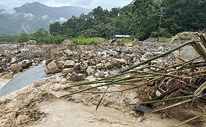 豪雨成災！南投野溪爆土石流  三十甲地區聯外道中斷淪孤島
