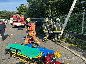 新北八里預拌混凝土車撞廂型車　2死1傷