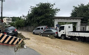彰化暴雨釀災！排水溝暴漲6車落水堆疊 驚險畫面曝光