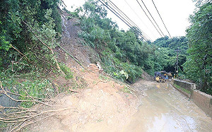 台中太平竹村路豪雨崩塌 盧秀燕指示全力搶通保障居民安全