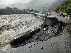 (影)高雄山區豪雨破千毫米！六龜寶來2號橋引道流失40公尺