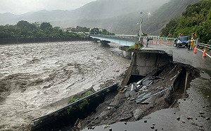 (影)高雄山區豪雨破千毫米！六龜寶來2號橋引道流失40公尺