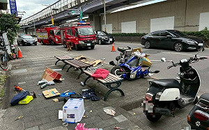 賓士車撞回收老翁！汽修廠員工急用千斤頂救人