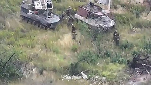 (影) 戳破俄稱攻占洽索夫亞爾謊言! 烏軍攔截運兵車俘15俄兵 北韓谷山砲也被毀
