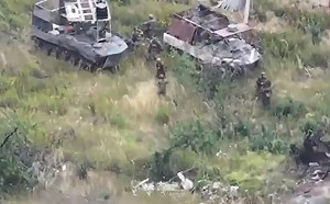 (影) 戳破俄稱攻占洽索夫亞爾謊言! 烏軍攔截運兵車俘15俄兵 北韓谷山砲也被毀