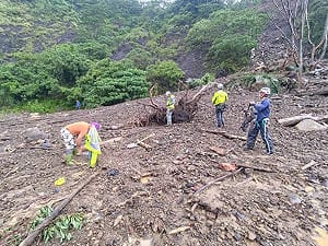 南橫車輛墜谷 目擊者稱駕駛跪路旁想救妻兒仍罹難