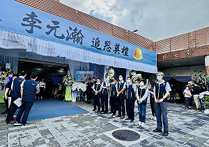 台電英雄告別式數百人列隊敬禮送行  妻子哽咽「今生來世永遠愛你」