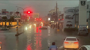 清晨暴雨釀災多處道路淹水! 台南市政府今早緊急宣布8/2停班停課