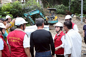 台中北屯、石岡土石滑落波及民宅 盧秀燕勘災