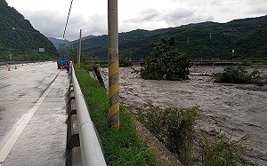 (影)南迴又塌了！台9線大溪段路基被掏空 電線桿泡水中慘況曝光