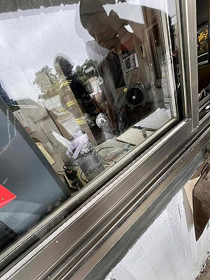 台中拖吊場警衛室遭鋼珠彈擊中　女保全受傷送醫