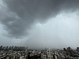 暴雨襲擊全台!台北驚現壯觀「雨瀑」 鄭明典驚呼:像開水龍頭