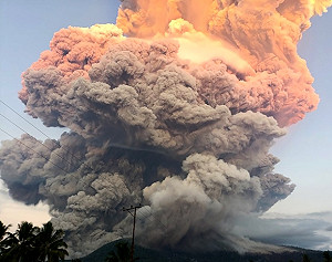 印尼勒沃托比火山再噴發 灰雲直衝1萬8000公尺高空