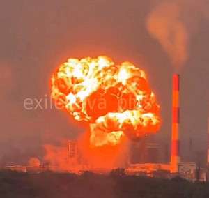 (影) 俄煉油廠爆炸竄蘑菇雲 連衛星都看得到! 年產790萬噸大廠火光衝天