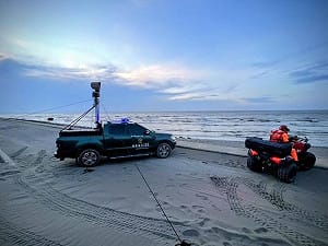 桃園竹圍海水浴場4少年遭浪捲走  2人失聯持續搜救