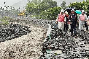 陳其邁親赴土石流第一線勘災  籲重建納入丹娜絲特別條例
