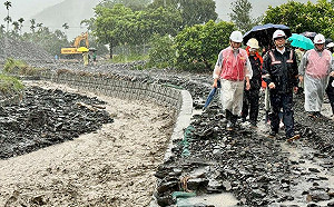 陳其邁親赴土石流第一線勘災  籲重建納入丹娜絲特別條例