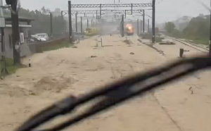(影)台鐵變水上樂園？「斗六至二水」水淹軌面雙線不通 慘況曝光