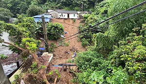 彰化連日大雨轟炸!員林百年土角厝險崩塌 石梯化身泥流瀑布