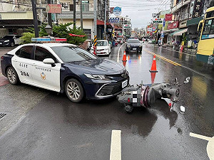 屏東7旬老翁派出所前「逆向行駛」撞上巡邏車 監視器全拍下