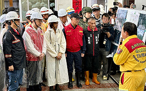陪卓揆視察六龜災情 陳其邁坐鎮災區指揮救災:盼0728豪雨納颱風特別條例