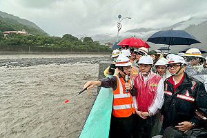 陪卓榮泰視察六龜山區  陳其邁估計農損10億  盼中央支持