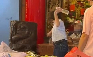 (影)大甲鎮瀾宮婦人失控丟水瓶大鬧！廟方不追究 網友：邪靈附身了？