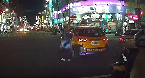 計程車司機車禍下車驚呆民眾!行動超遲緩   網驚:這樣還能開車嗎?