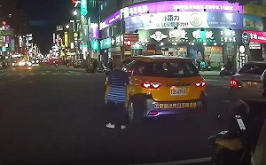 計程車司機車禍下車驚呆民眾！行動超遲緩   網驚：這樣還能開車嗎？