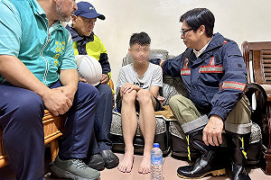攔路向卓榮泰陳情  南橫墜谷案家屬盼早日發現失蹤家人