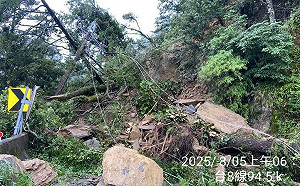 豪雨狂炸中橫路斷！梨山至大禹嶺路段大規模坍方  下午5點才能搶通
