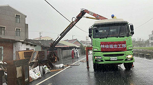 救災抓斗車掛「林俊憲志工隊」挨批 他回擊:掛了要罵,不掛又抹黑沒做事