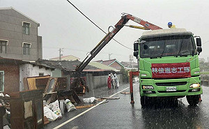 救災抓斗車掛「林俊憲志工隊」挨批 他回擊：掛了要罵，不掛又抹黑沒做事