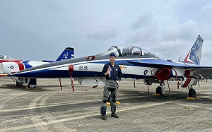 (影) 雷虎小組交接！勇鷹高教機噴煙展演 象徵國機國造成果