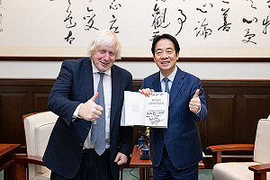(影)賴清德獲贈親筆簽名回憶錄!強生:中國對台灣霸凌毫無正當性