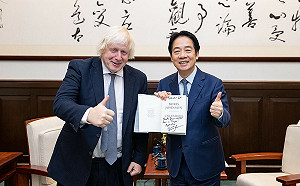 （影）賴清德獲贈親筆簽名回憶錄！強生：中國對台灣霸凌毫無正當性