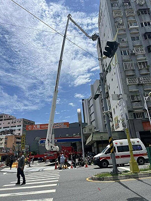 花蓮市住宅大樓火警 4人送醫1人無生命跡象