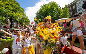 變裝皇后妮妃雅「花」式亮相  驚豔阿姆斯特丹驕傲節  持續讓世界看見台灣